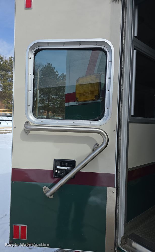 image for item DO7769 2006 Ford E450 ambulance