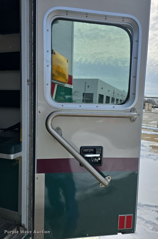 image for item DO7769 2006 Ford E450 ambulance