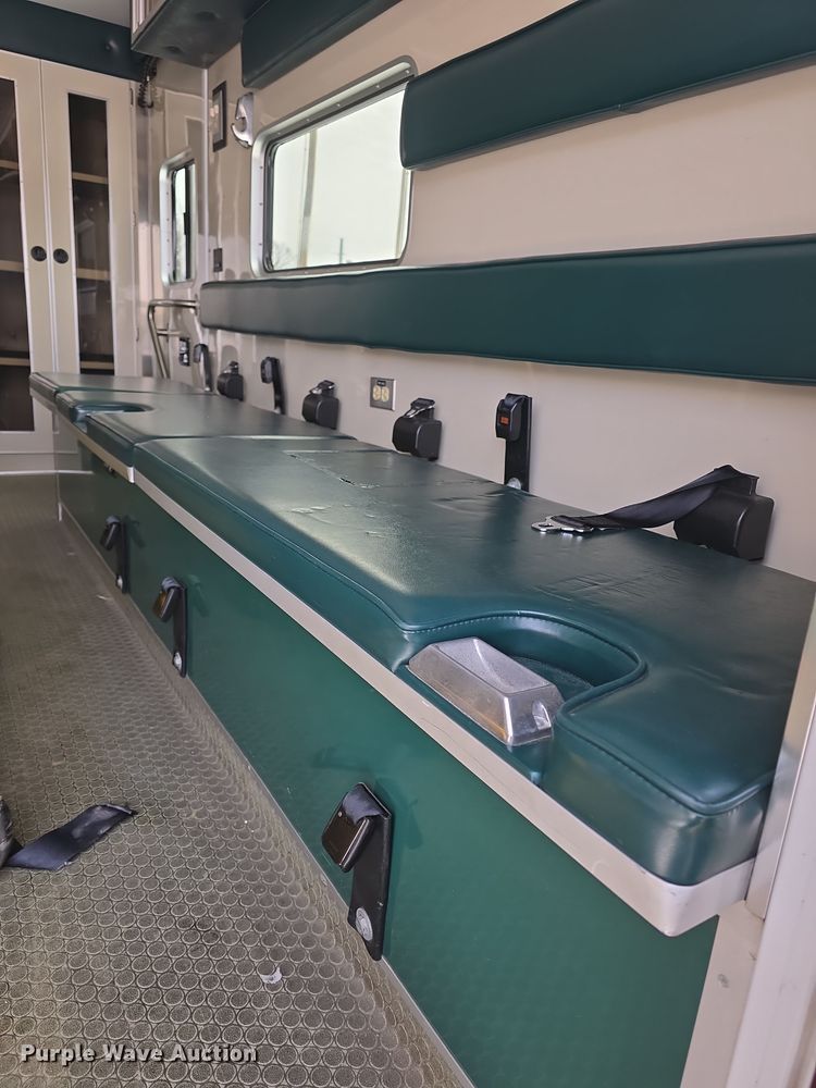 image for item DO7769 2006 Ford E450 ambulance