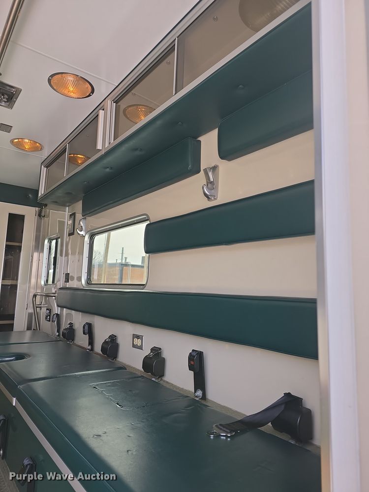 image for item DO7769 2006 Ford E450 ambulance