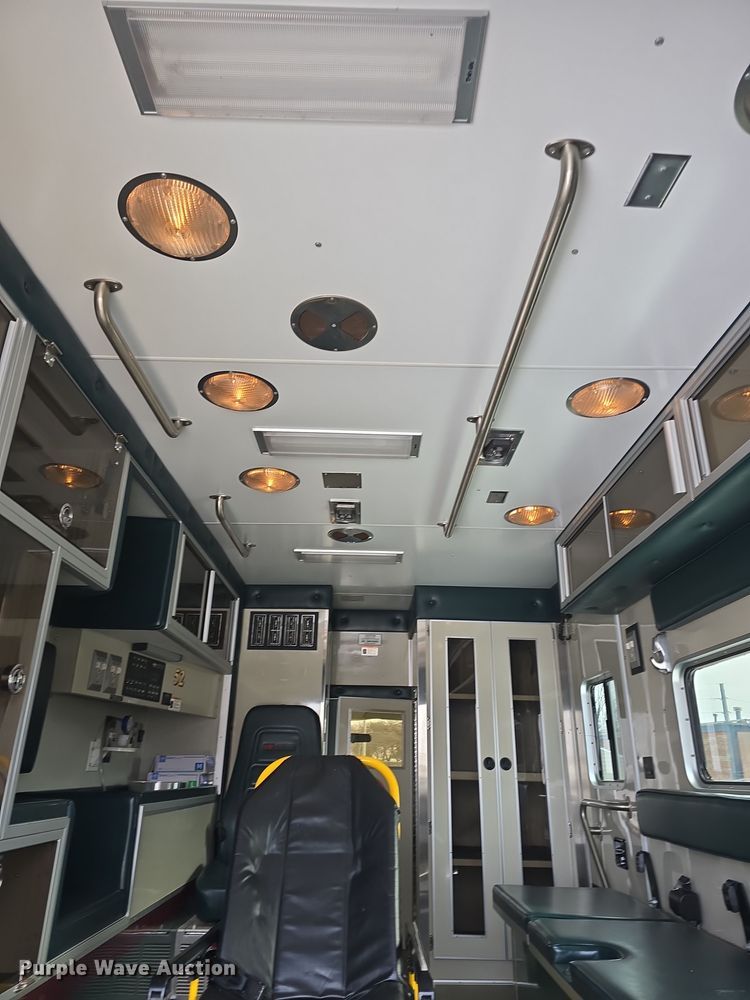 image for item DO7769 2006 Ford E450 ambulance