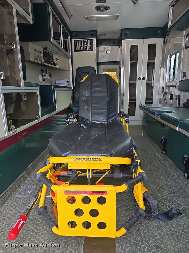 image for item DO7769 2006 Ford E450 ambulance