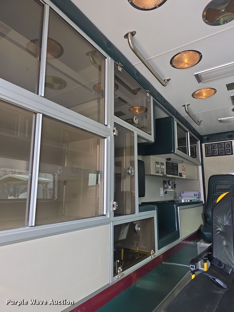 image for item DO7769 2006 Ford E450 ambulance