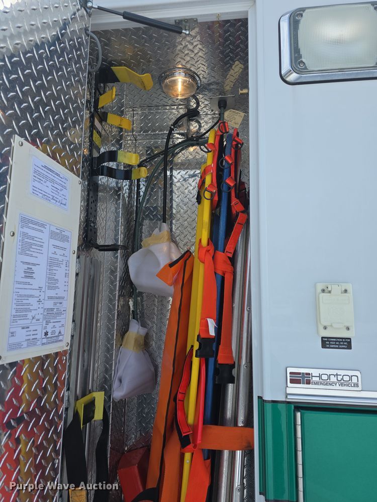 image for item DO7769 2006 Ford E450 ambulance