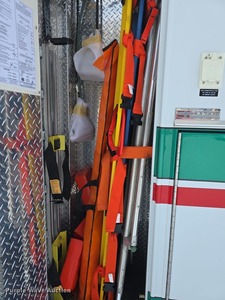 image for item DO7769 2006 Ford E450 ambulance