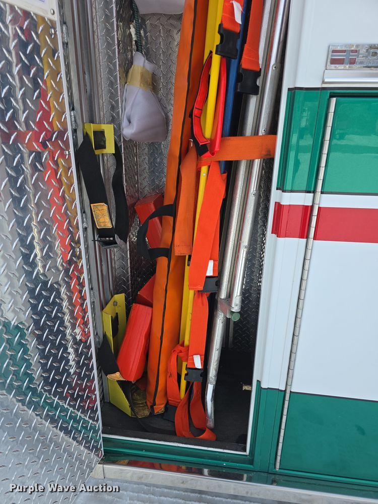 image for item DO7769 2006 Ford E450 ambulance