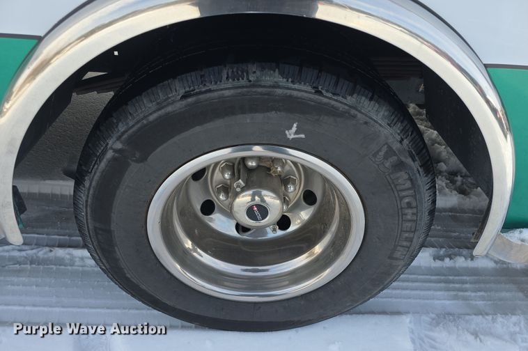 image for item DO7769 2006 Ford E450 ambulance