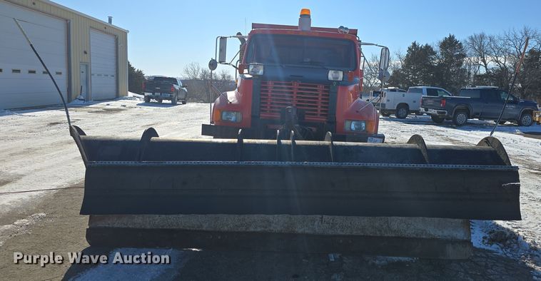 image for item DO7772 1997 International 4900 dump truck