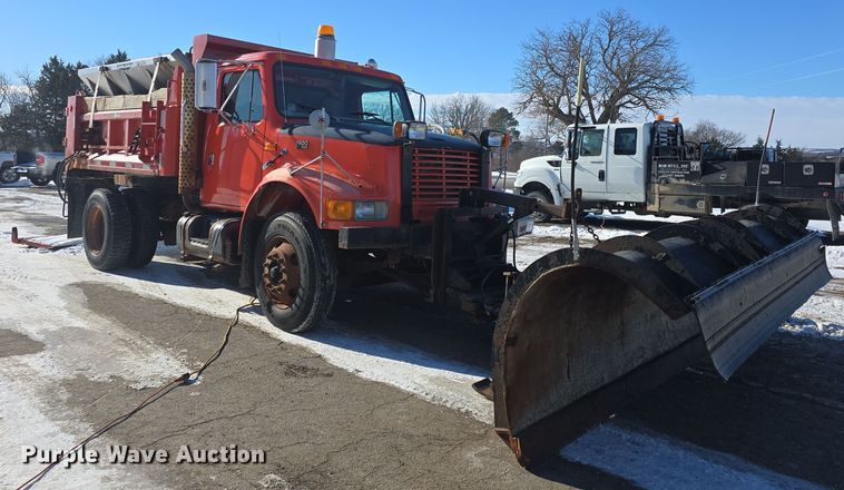 image for item DO7772 1997 International 4900 dump truck