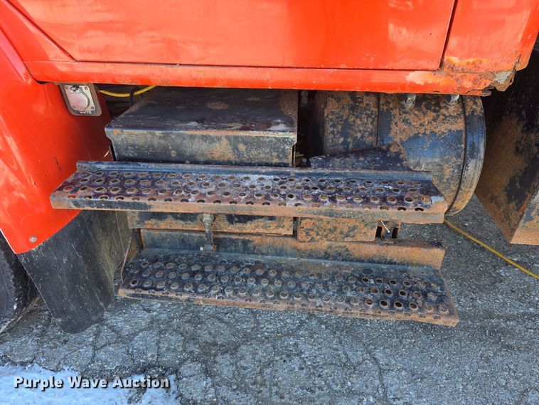 image for item DO7772 1997 International 4900 dump truck