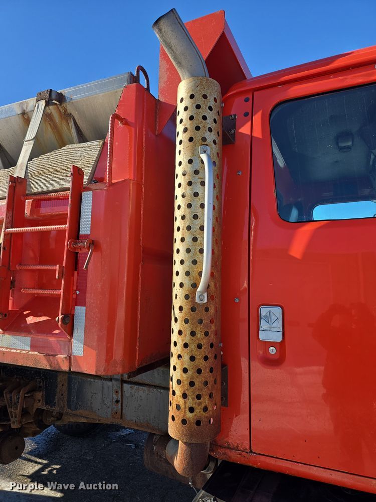 image for item DO7772 1997 International 4900 dump truck