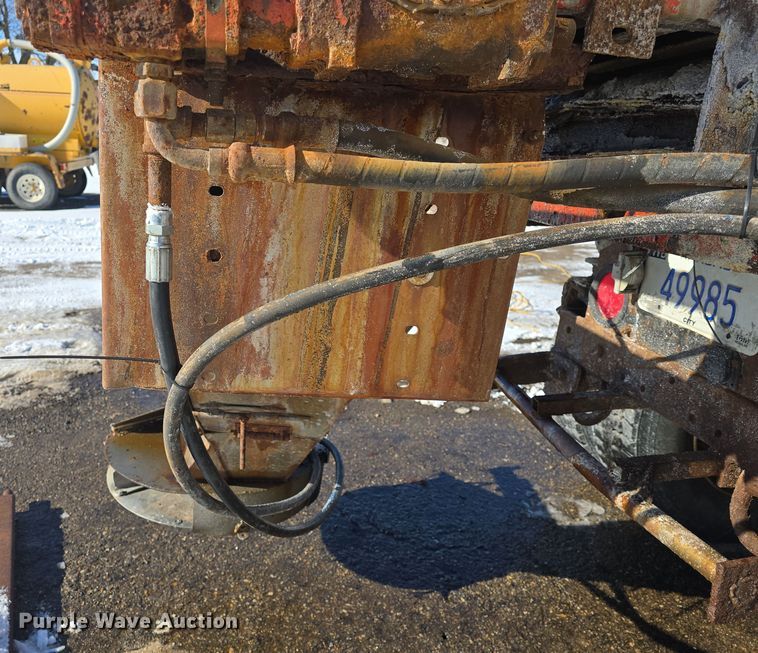 image for item DO7772 1997 International 4900 dump truck