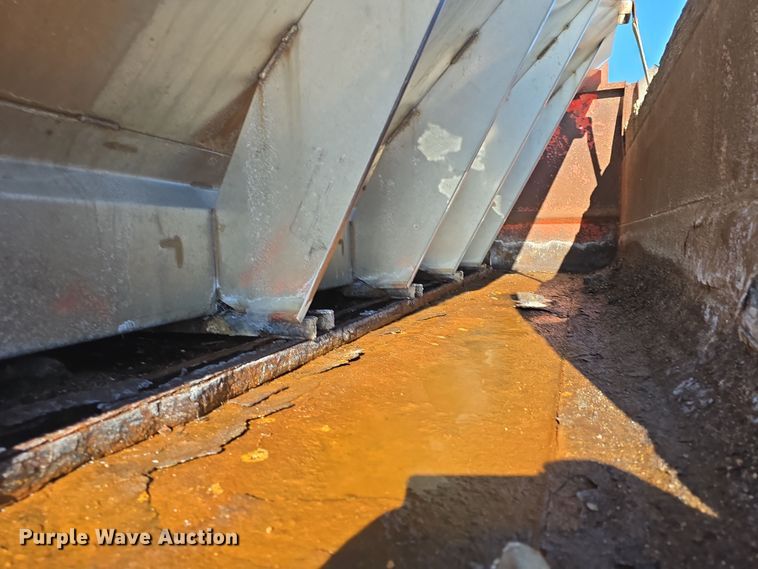 image for item DO7772 1997 International 4900 dump truck