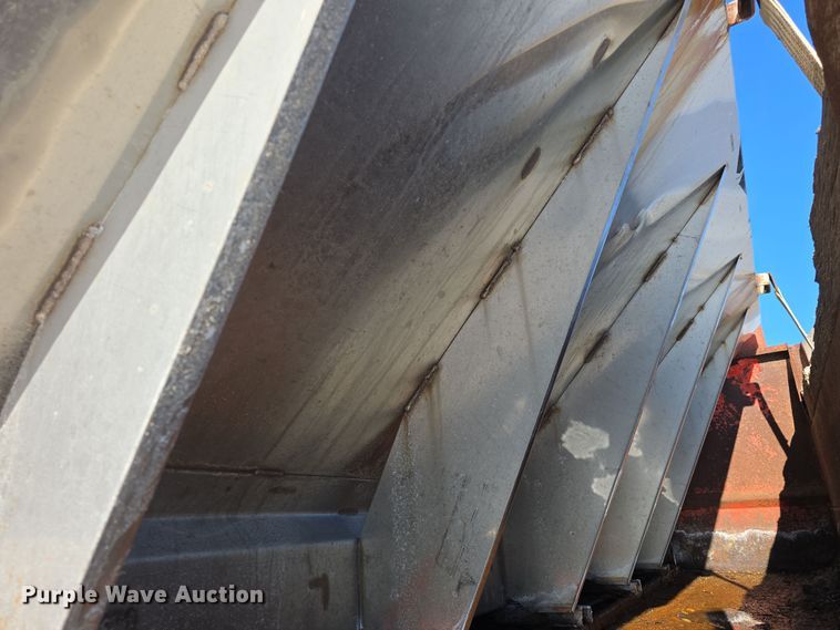 image for item DO7772 1997 International 4900 dump truck