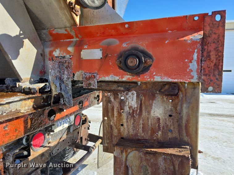 image for item DO7772 1997 International 4900 dump truck