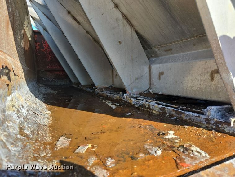 image for item DO7772 1997 International 4900 dump truck