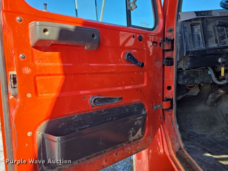 image for item DO7772 1997 International 4900 dump truck