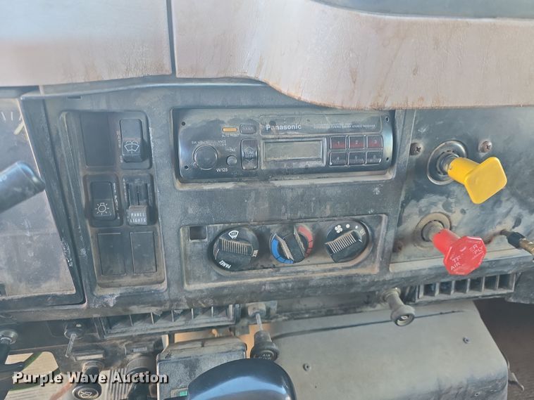 image for item DO7772 1997 International 4900 dump truck