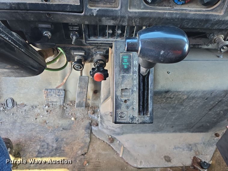 image for item DO7772 1997 International 4900 dump truck