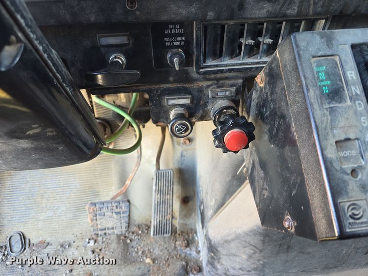 image for item DO7772 1997 International 4900 dump truck