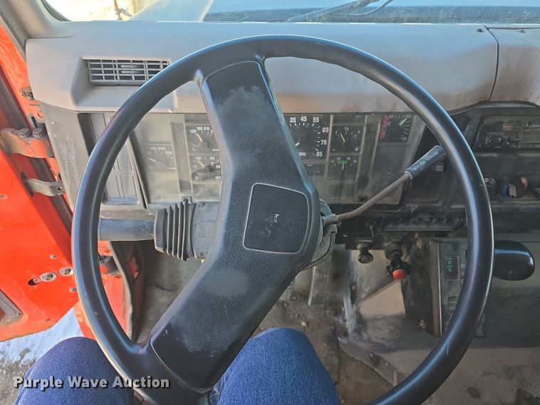 image for item DO7772 1997 International 4900 dump truck