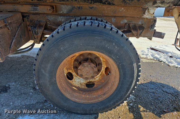 image for item DO7772 1997 International 4900 dump truck