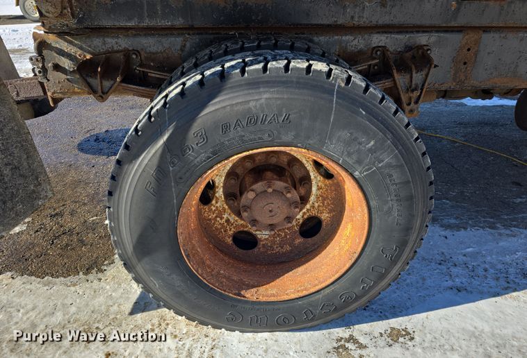 image for item DO7772 1997 International 4900 dump truck