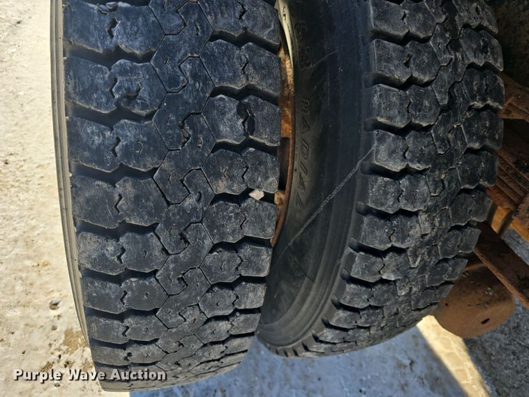 image for item DO7772 1997 International 4900 dump truck