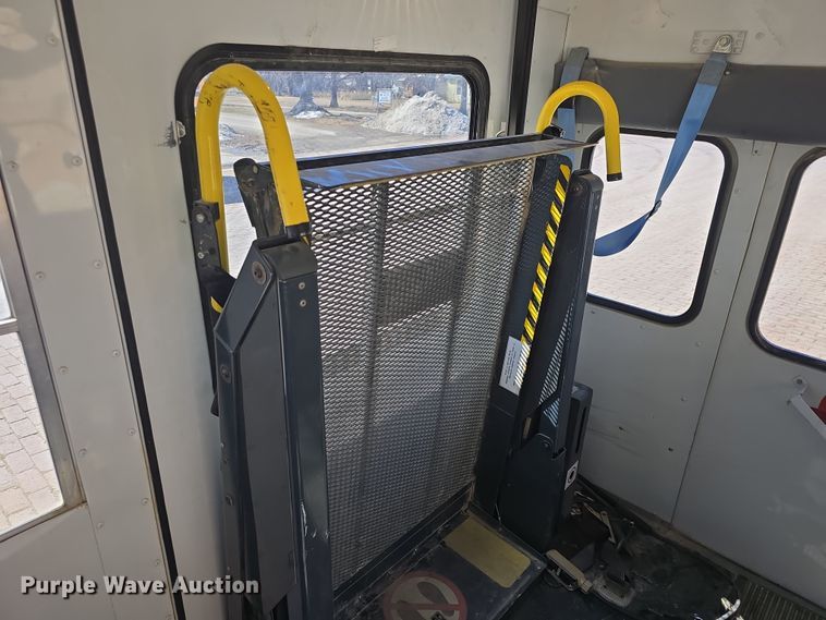 image for item DO7775 1998 Ford E350 school bus