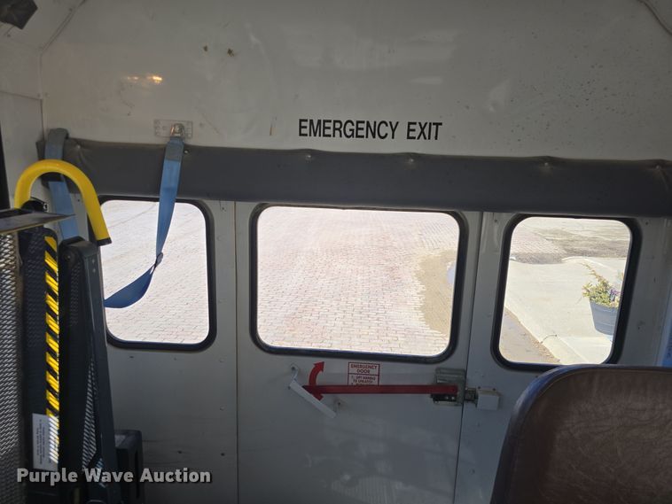 image for item DO7775 1998 Ford E350 school bus