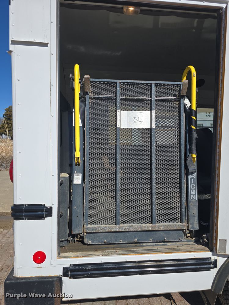 image for item DO7775 1998 Ford E350 school bus