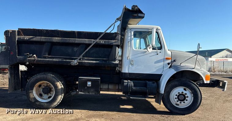 image for item DQ6656 2001 International 4900 dump truck