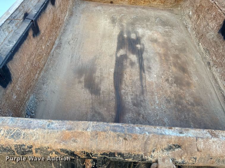 image for item DQ6656 2001 International 4900 dump truck