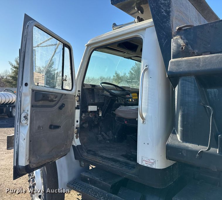 image for item DQ6656 2001 International 4900 dump truck