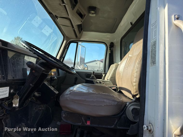 image for item DQ6656 2001 International 4900 dump truck