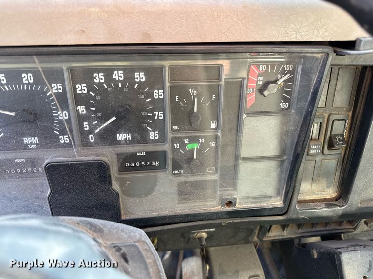 image for item DQ6656 2001 International 4900 dump truck