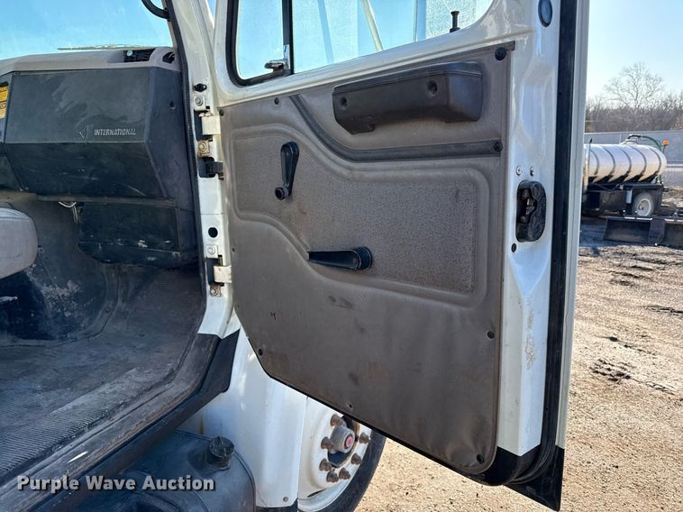 image for item DQ6656 2001 International 4900 dump truck