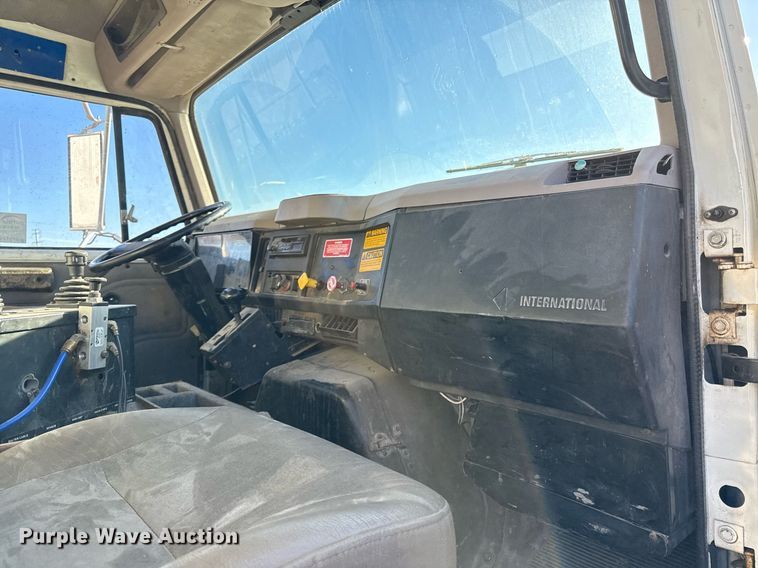 image for item DQ6656 2001 International 4900 dump truck