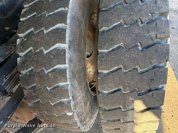 image for item DQ6656 2001 International 4900 dump truck