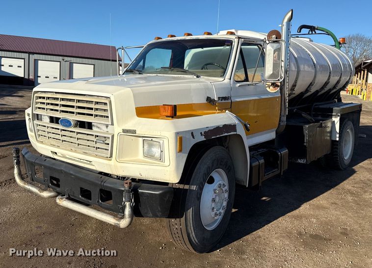 image for item DQ6659 1987 Ford F700 water truck