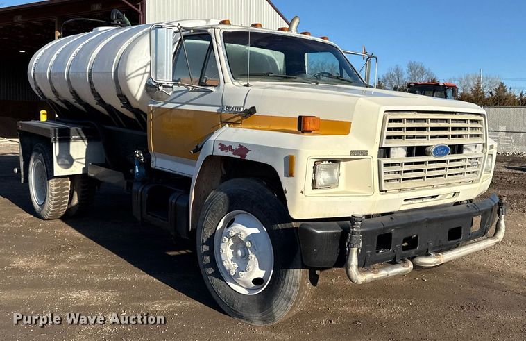 image for item DQ6659 1987 Ford F700 water truck