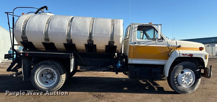 image for item DQ6659 1987 Ford F700 water truck