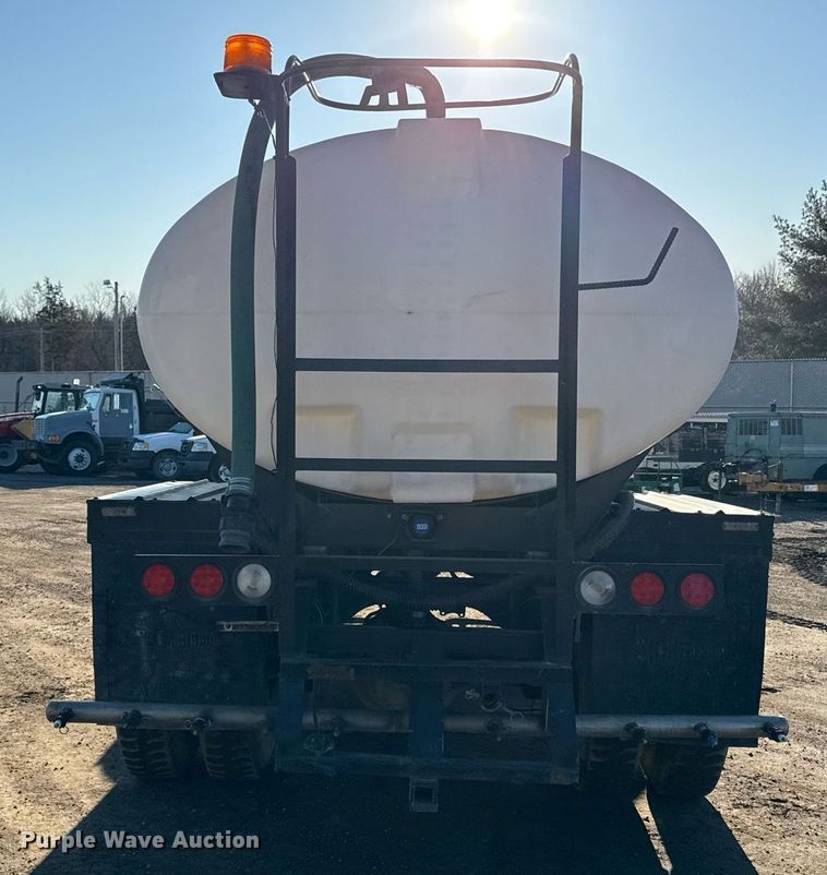 image for item DQ6659 1987 Ford F700 water truck