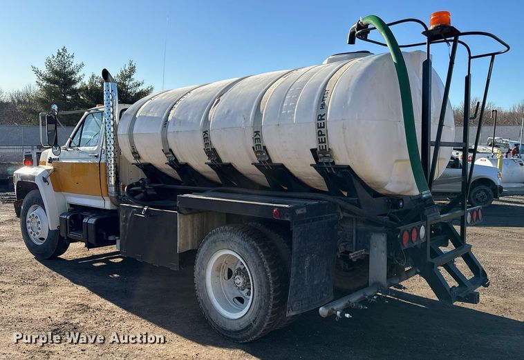 image for item DQ6659 1987 Ford F700 water truck