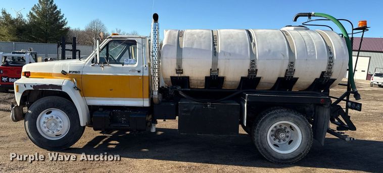 image for item DQ6659 1987 Ford F700 water truck