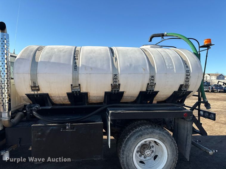 image for item DQ6659 1987 Ford F700 water truck