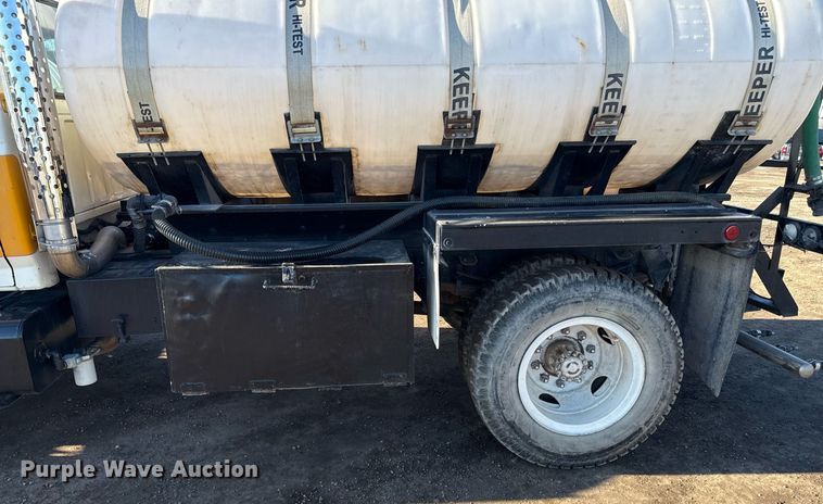 image for item DQ6659 1987 Ford F700 water truck