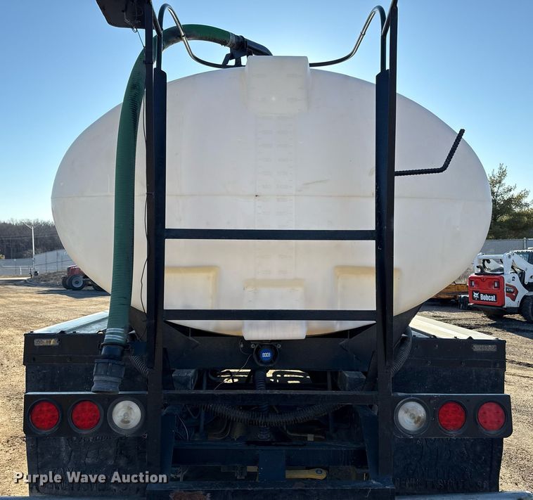 image for item DQ6659 1987 Ford F700 water truck