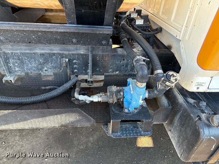 image for item DQ6659 1987 Ford F700 water truck