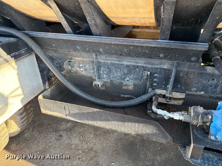 image for item DQ6659 1987 Ford F700 water truck